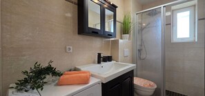 Shower, hair dryer - Vacation apartment KWi 53 ground floor - "Ostwind" - Holiday apartment "Ostwind" with terrace and (Gelbensande)