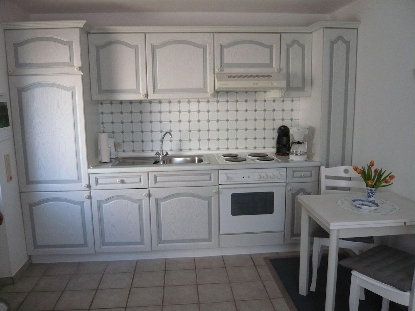 Fridge, oven, stovetop, coffee/tea maker