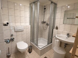 Dusche, Haartrockner, Handtücher