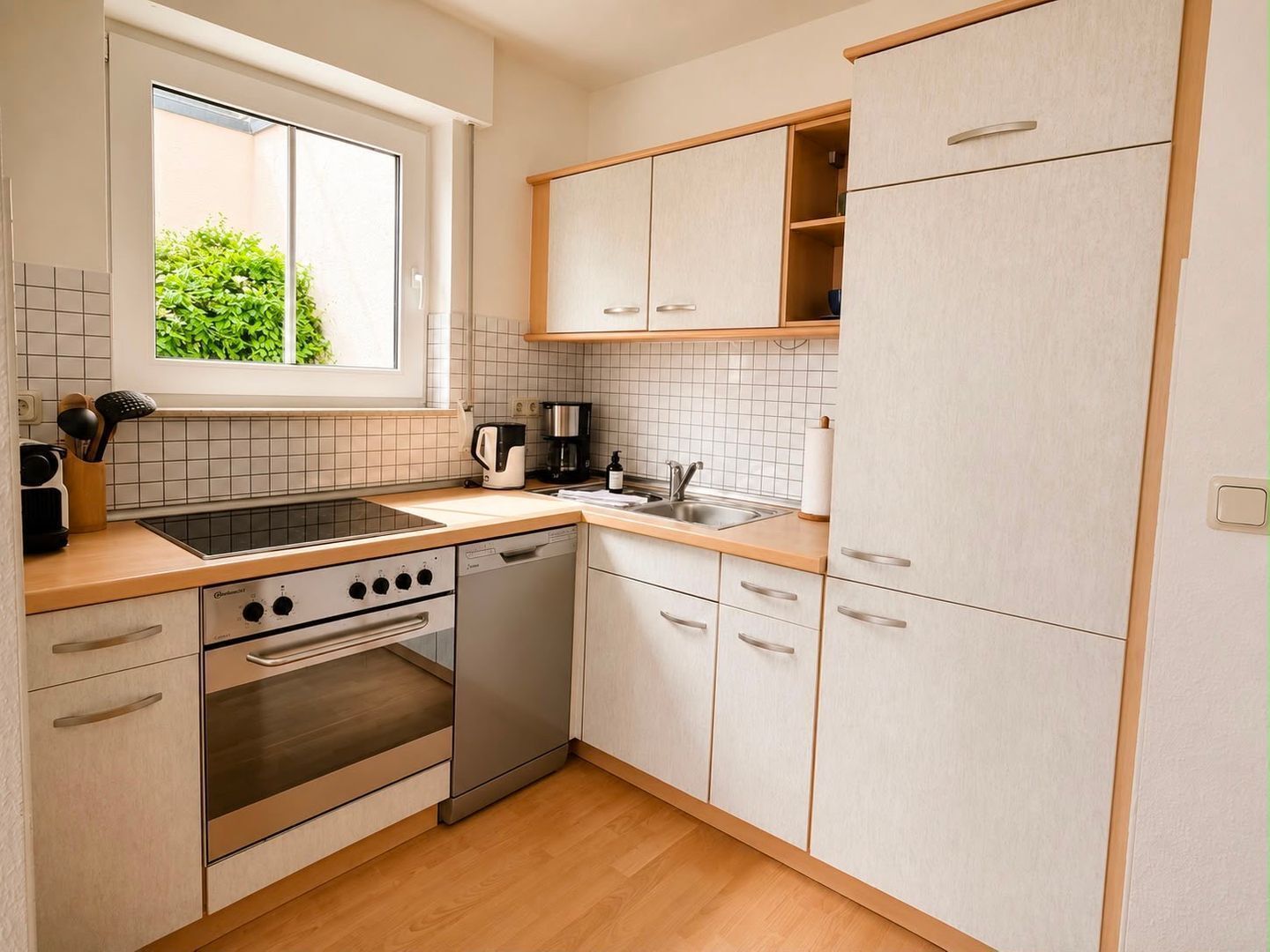 Wasserkocher mit Kaffee-/Teezubehör, Kühlschrank, Ofen, Herdplatte