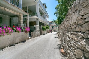 Property grounds - Apartment in Stomorska near the Sea (Supetar)