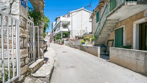 Property grounds - Apartment in Stomorska near the Sea (Supetar)