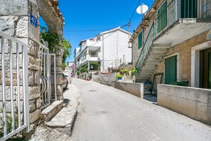 Unclassified image, 2 of 39, button - Apartment in Stomorska near the Sea (Supetar)