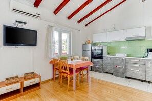 Coffee/tea maker, fridge, oven, stovetop - Apartment in Stomorska near the Sea (Supetar)