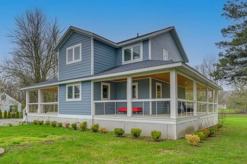 < 1 Mi to Oakland University: Cozy Retreat w/ Yard