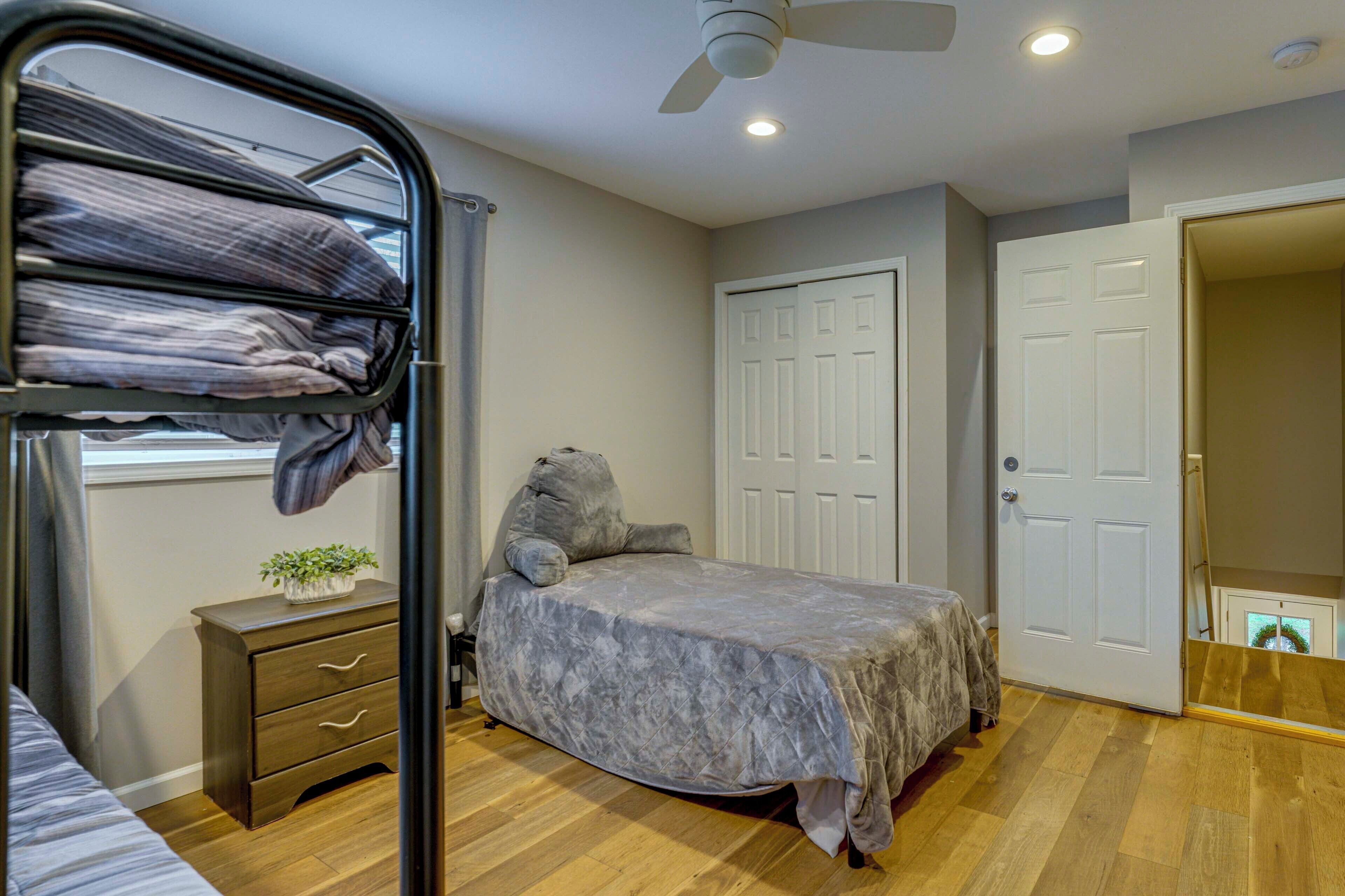 4 bedrooms, desk, iron/ironing board, internet