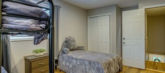 < 1 Mi to Oakland University: Cozy Retreat w/ Yard