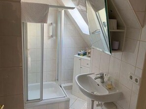 Shower, hair dryer - Country-style attic apartment, 37 sqm for up to 2 people - Nordgang 6 (Sylt-Ost)