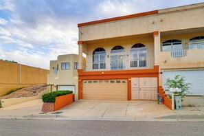 Exterior - ABQ Townhouse w/ Mtn-View Balcony: Pets Welcome! (Albuquerque)