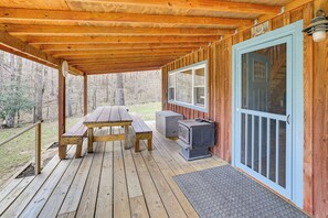 Outdoor dining - Hike & Unwind - Quiet Wooded Getaway in Pikeville (Pikeville)