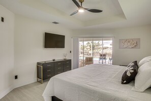 3 bedrooms, desk, iron/ironing board, Internet - Direct Gulf Access Oasis w/ Hot Tub w/ Pool Table (Cape Coral)