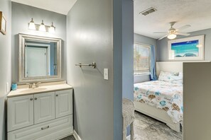2 bedrooms, desk, iron/ironing board, Internet - Walk to Beach, Pool-View Balcony! PCB Condo (Panama City Beach)