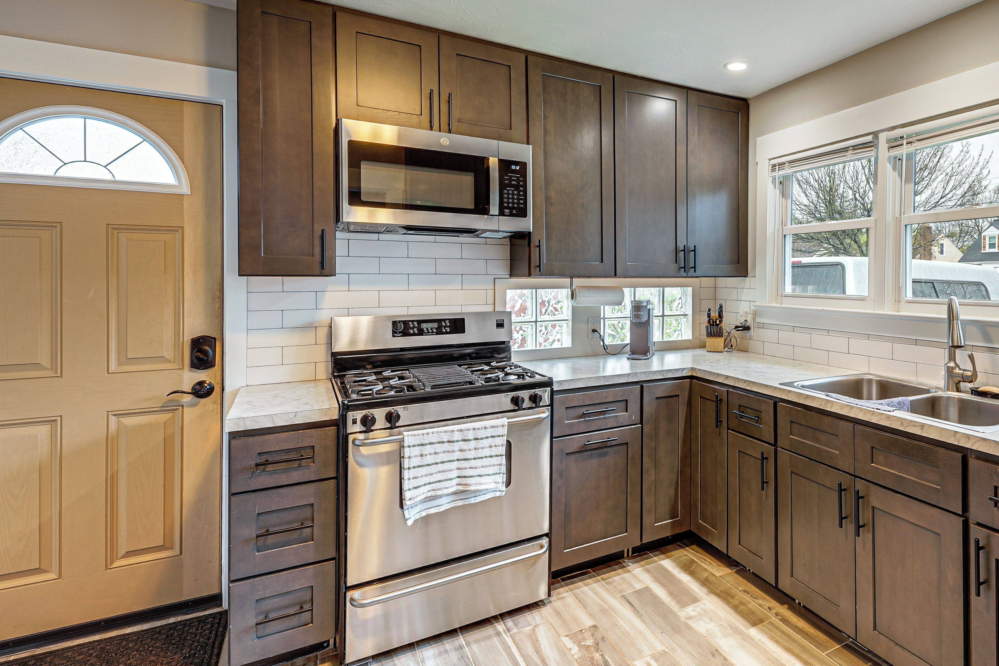 Fridge, microwave, stovetop, dishwasher