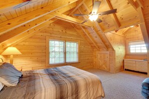 3 bedrooms, desk, Internet, bed sheets - Wooded Cabin w/ Decks & Dale Hollow Lake Views! (Monroe)