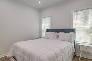 4 slaapkamers, een bureau, een strijkplank/strijkijzer, internet