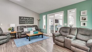 A living room with leather sofas, a coffee table, and a sign on the wall. - 2 Mi to Dale Hollow Lake! 'Shadowood' Group Escape (Byrdstown)
