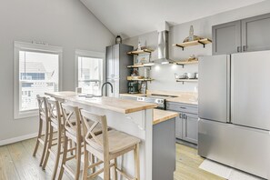 Réfrigérateur, micro-ondes, plaque de cuisson, lave-vaisselle