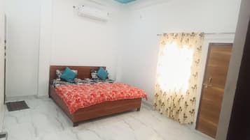 5 bedrooms, iron/ironing board, Internet