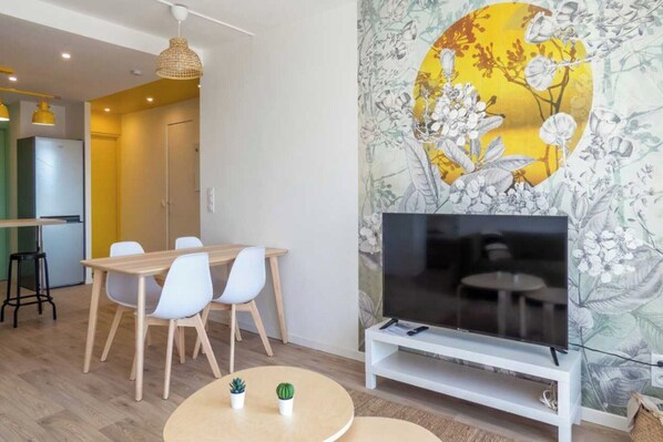 Dining - Private Room in a Shared Apartment – Bron (Bron)