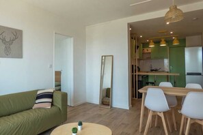 Living area - Private Room in a Shared Apartment – Bron (Bron)