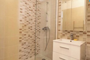 Bathroom - Private Room in a Shared Apartment – Bron (Bron)