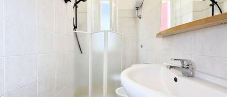 Bidet, towels