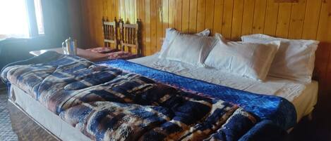 Deluxe Double Room, Mountain View | Desk, free WiFi