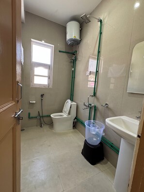 Kahden hengen huone (yksi tai kaksi sänkyä), parveke, vuoristonäköala | Kylpyhuone