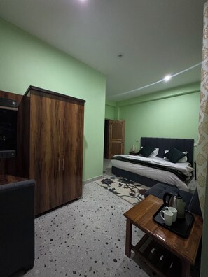 Kahden hengen huone (yksi tai kaksi sänkyä), parveke, vuoristonäköala