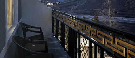 Habitación con 1 cama doble o 2 individuales, balcón, vistas a la montaña | Jardines del alojamiento