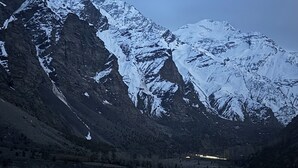 Eine gebirgige Landschaft mit schneebedeckten Gipfeln und einem Tal.