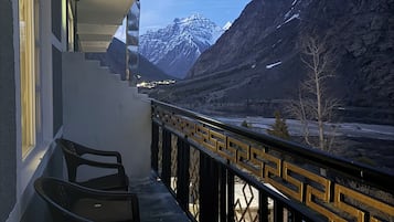 Doppel- oder Zweibettzimmer, Balkon, Bergblick | Unterkunftsgelände