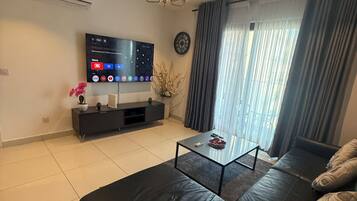Comfort Apartment, Balcony, Garden View | Living area