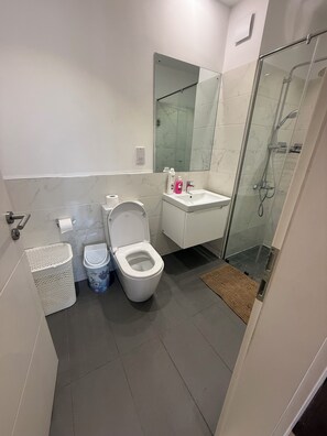 Comfort Apartment, Balcony, Garden View | Bathroom - Mannys Luxury 1 bedroom (Accra)