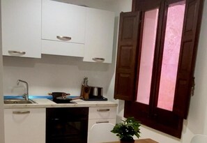 Fridge, microwave, oven, stovetop - Apartment Sleeps 6 With Parking (Trapani)