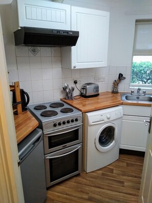 Fridge, oven, electric kettle, toaster - A modern double bedroom apartment set on the Regents Canal in King’s Cross (London)