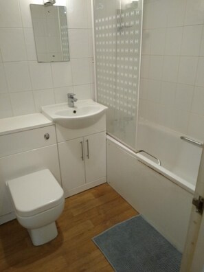 Towels, soap, toilet paper - A modern double bedroom apartment set on the Regents Canal in King’s Cross (London)