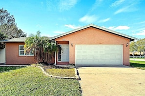 Exterior - Siesta Key Pool BBQ Mini Putt 3BR 2BA Sleep 12 (Palmetto)
