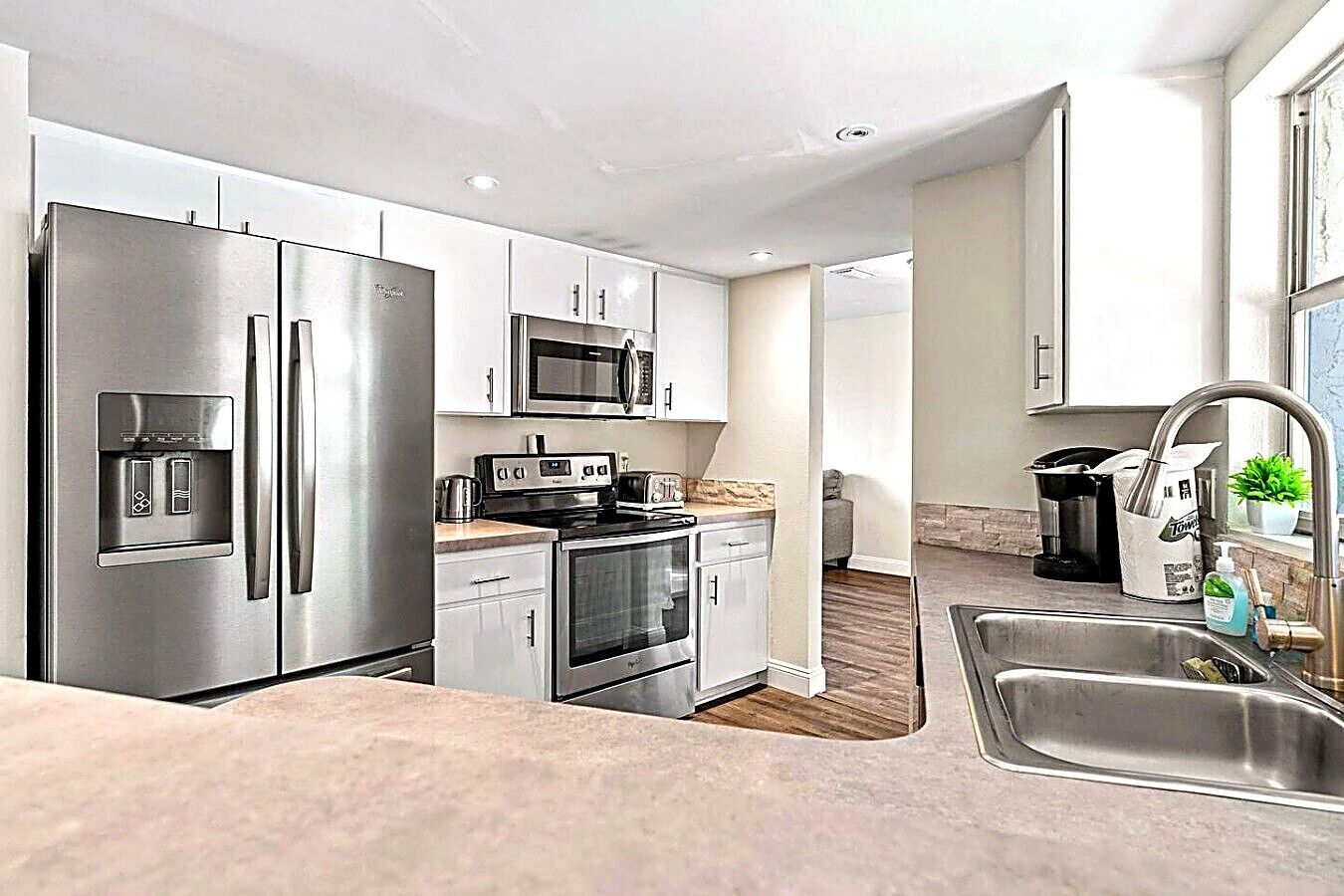 Coffee/tea maker, fridge, microwave, oven