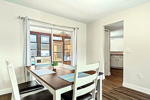 Dining - Siesta Key Pool BBQ Mini Putt 3BR 2BA Sleep 12 (Palmetto)