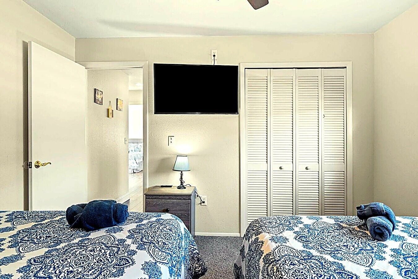 3 habitaciones, escritorio y tabla de planchar con plancha 