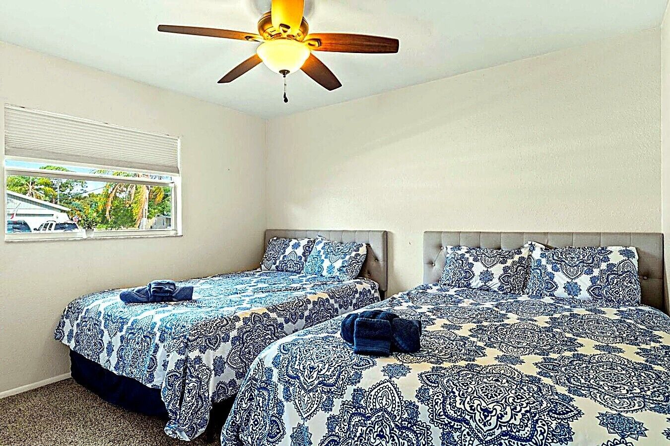 3 habitaciones, escritorio y tabla de planchar con plancha 