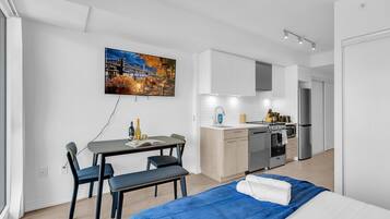 1 habitación, tabla de planchar con plancha, wifi y ropa de cama