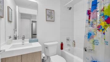 Asciugacapelli, bidet, asciugamani, sapone