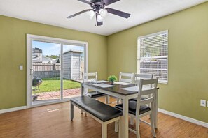 Dining - Spacious 4BR 2 BA Private Backyard Sleep 10 (Palmetto)