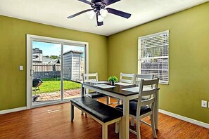 Dining - Spacious 4BR 2BA BBQ Mini Putt Backyard Sleep 10 (Palmetto)