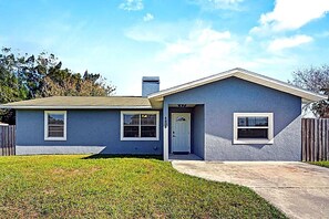 Exterior - Spacious 4BR 2BA BBQ Mini Putt Backyard Sleep 10 (Palmetto)