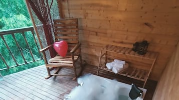 Deluxe Bungalow | Indoor spa tub