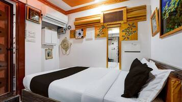 1 bedroom, bed sheets