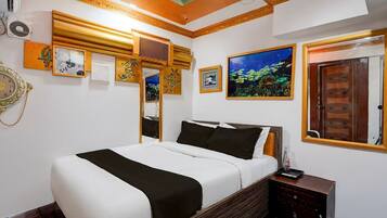 1 bedroom, desk